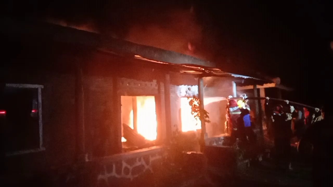 Terdengar Suara Ledakan, Bengkel Sepeda Motor Hangus Terbakar