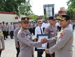 Kapolres Sumbawa Beri Penghargaan Kepada Personel Berprestasi