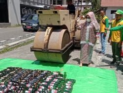 Momen HUT ke-64 Kabupaten Sumbawa, Ribuan Botol dan Ratusan Liter Miras Dimusnahkan