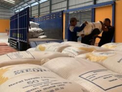 Bulog Sumbawa Keluarkan 100 Ton Beras untuk Korban Banjir KSB