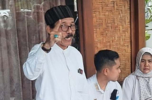 Drs. Dahlan selaku Ahli Waris H. Mahmud menyampaikan pendapat dan fakta hukum di hadapan Panitera PN Sumbawa