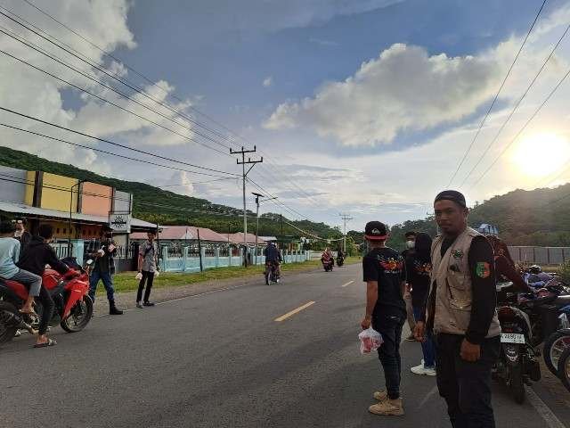 BIB Sumbawa membagikan takjil untuk bebuka puasa.