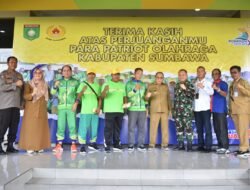 Bupati Sumbawa Serahkan Bonus Peraih Medali Porprov