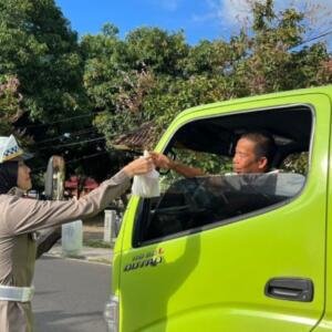 Berkah Ramadan, Polres Sumbawa Bagi-bagi Makanan Buka Puasa