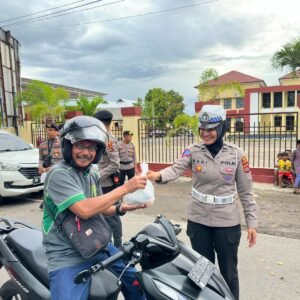 Satlantas Polres Sumbawa Berbagi Takjil Ramadhan Kepada Pengguna Jalan