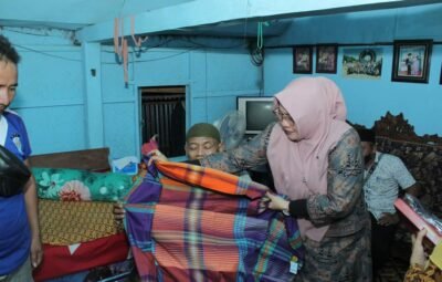 Wabup Sumbawa Bantu Lansia Kurang Mampu