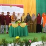 ibu Wakil Bupati Sumbawa Hj. Dewi Moviany.Spd.Mpd pemotongan Tumpeng HUT LANSIA KEMANG SATANGE 9 tahun