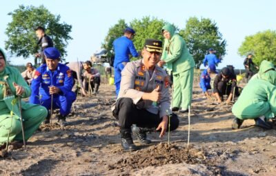 Kapolres Sumbawa Ikuti Penanaman Mangrove Serentak di Desa Rhee