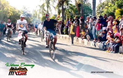 Kru dan Pembalap MXGP Samota Naik Ontel Menuju Istana Dalam Loka