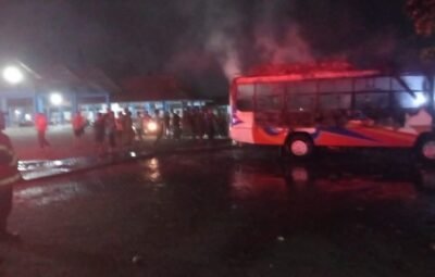 Sebuah Bus Terbakar di Terminal Sumir Payung Sumbawa