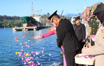 HUT Bhayangkara ke-77, Polres Sumbawa Tabur Bunga di Laut