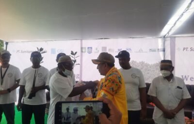 Bupati Serahkan Bantuan Sarpras Budidaya Lobster di Pulau Kaung