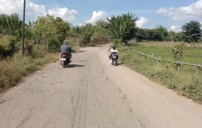 Rusak Parah, Jalan Simpang Sebasang – Batu Tering Ancam Keselamatan Pengendara