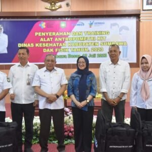 Bupati Sumbawa Serahkan Alat Pendeteksi Stunting