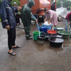 BPBD Sumbawa Salurkan Air Bersih untuk Korban Banjir Lunyuk