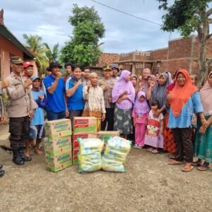 Kapolres Sumbawa Beri Bantuan untuk Korban Kebakaran Lunyuk