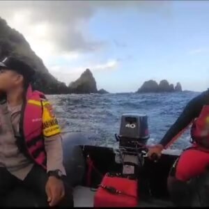 Dua Orang Pemancing Terseret Ombak di Pantai Orong Bukal