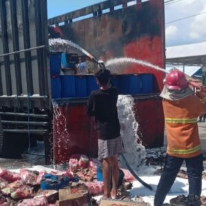 Truck Bermuatan Air Keras Terbakar di Wilayah Alas Barat