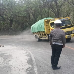 Truk Terguling Ditanjakan Polamata, Polres KSB Terjunkan Anggota