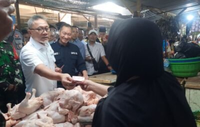 Mendag Zulhas Belanja di Pasar Seketeng Sumbawa