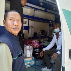 Disos Sumbawa Rujuk Bayi Pengidap Penyakit Hidrosefalus dan Pneumonia ke RSUP di Mataram