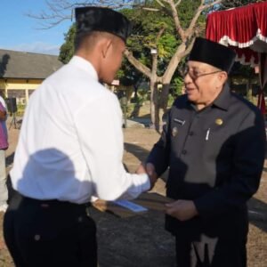 Bupati Serahkan Remisi Kemerdekaan Pada 464 Wabin Lapas Sumbawa