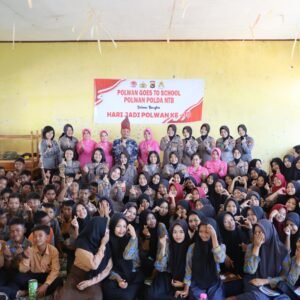 Sambut HUT Polwan Ke-75, Srikandi Polres Sumbawa Goes To School