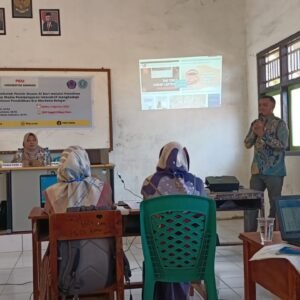 Tim PKM FKIP UNSA Berikan Pelatihan Pengembangan Media Pembejaran Interaktif Bagi Guru Sekolah Pesisir