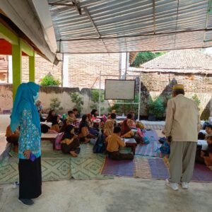 Monitoring di SDN 1 Utan, Dewan Pendidikan Sumbawa Temukan Siswa Belajar di Teras