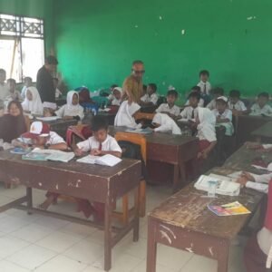 Murid SDN Jerongko Berdesakan di Dalam Kelas Darurat