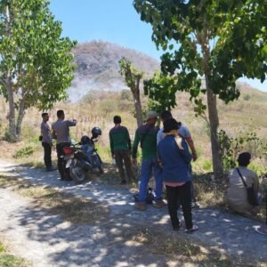Personel Polsek Utan Bantu Padamkan Kebakaran Lahan di Desa Sabedo