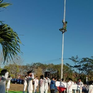 Aksi Heroik Babinsa Kodim Sumbawa Panjat Tiang Bendera Saat Upacara HUT ke-78 RI