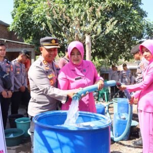 Kapolres Sumbawa Bersama Bhayangkari Salurkan Air Bersih di Moyo Utara