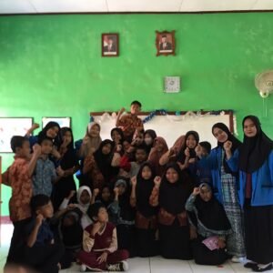 Mahasiswa KKL UNSA Desa Banda Beri Edukasi Penggunaan Gadget