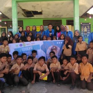 Mahasiswa KKL UNSA Labuhan Kuris Beri Edukasi Penggunaan Gadget Pada Siswa SD Secara Berlekanjutan