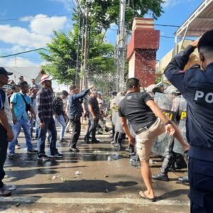 Massa Aksi Kepung Polres Sumbawa, Lempar Petugas Hingga Saling Dorong