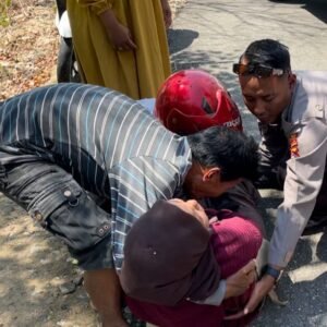 Viral Polisi Bantu Evakuasi Korban Kecelakaan di Jalur Wisata Mantar, Tuai Pujian Netizen