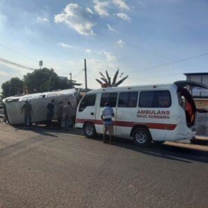 Mobil Operasional RSUD Sumbawa Terbalik di Jalan Garuda