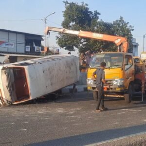 Mobil RSUD Sumbawa yang Terguling Berhasil Dievakuasi