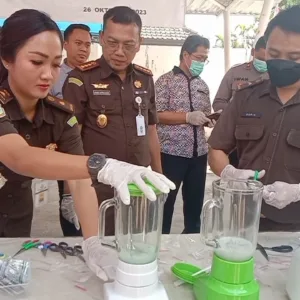 Kejari Sumbawa Musnahkan Ratusan Poket Sabu dan Obat Terlarang