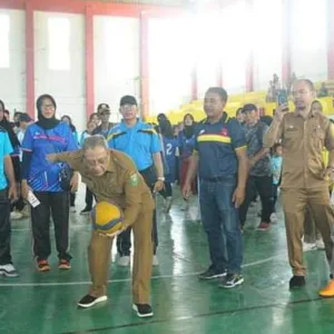 Bupati Buka Pertandingan Volly PGRI Se Kabupaten Sumbawa