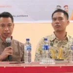 Ketua Bawaslu Sumbawa, Arnan Jurami (kiri) didampingi Kordiv Penanganan Pelanggaran Jusriadi (kanan)