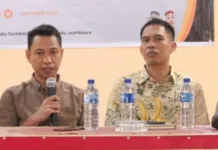 Ketua Bawaslu Sumbawa, Arnan Jurami (kiri) didampingi Kordiv Penanganan Pelanggaran Jusriadi (kanan)