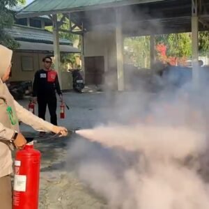 Damkartan Sumbawa Bekali Petugas Karantina Teknik Pemadaman Api