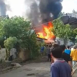 2 Unit Rumah Panggung di Desa Marente Hangus Terbakar