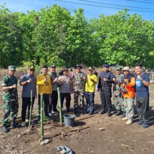 Jalankan Program KSAD, Kodim Sumbawa Lakukan Penghijauan