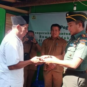 Dandim Sumbawa Serahkan Kunci Rumah Rehabilitasi Tidak Layak Huni