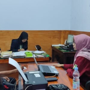 Mahasiswa Promer UTS Desa Labuhan Sumbawa Membantu Proses Administrasi Desa