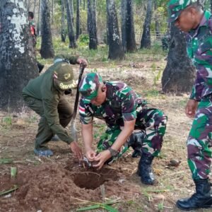 Dandim 1604/Kupang Ajak Masyarakat Dalam Kegiatan Karya Bakti Pengangkatan Sampah Di Selokan