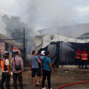 Toko Wahyu dan Boga Motor Terbakar Hebat